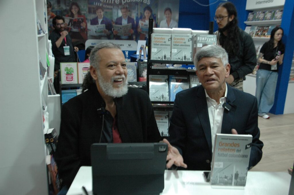 Estewil Quesada, junto al excura Alberto Linero, en la presentación de su creación en la Feria del Libro de Bogotá. Crédito: Cortesía.
