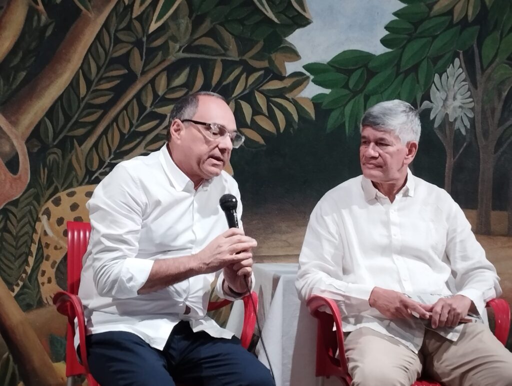 Estewil Quesada, junto al exgobernador del Atlántico, José Segebre, durante el lanzamiento dle libro en La Cueva. Crédito: Cortesía.